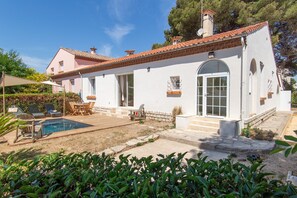 A two-story house with a swimming pool, outdoor seating, and a stone pathway. - Frontignan, Villa Azzura, swimming pool (Frontignan)