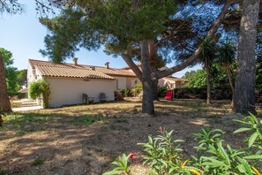 A house with a tiled roof, a tree in the foreground, and a garden with plants. - Frontignan, Villa Azzura, swimming pool (Frontignan)