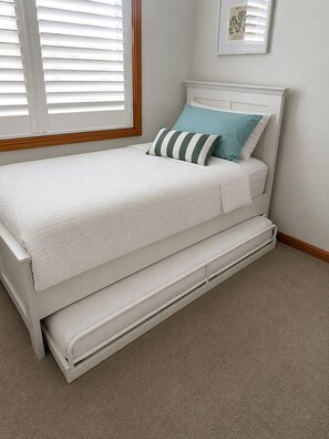 3 bedrooms, iron/ironing board, WiFi, bed sheets - Stylish & Comfortable 3BR | Metro & Cafés (Crows Nest)