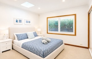 3 bedrooms, iron/ironing board, WiFi, bed sheets - Stylish & Comfortable 3BR | Metro & Cafés (Crows Nest)