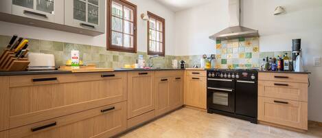 Coffee/tea maker, fridge, oven, dishwasher