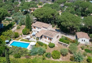 A two-story house with a swimming pool, surrounded by trees and vegetation. - Villa Parete Vidauban | Luxury villa with pool and large garden (Vidauban)