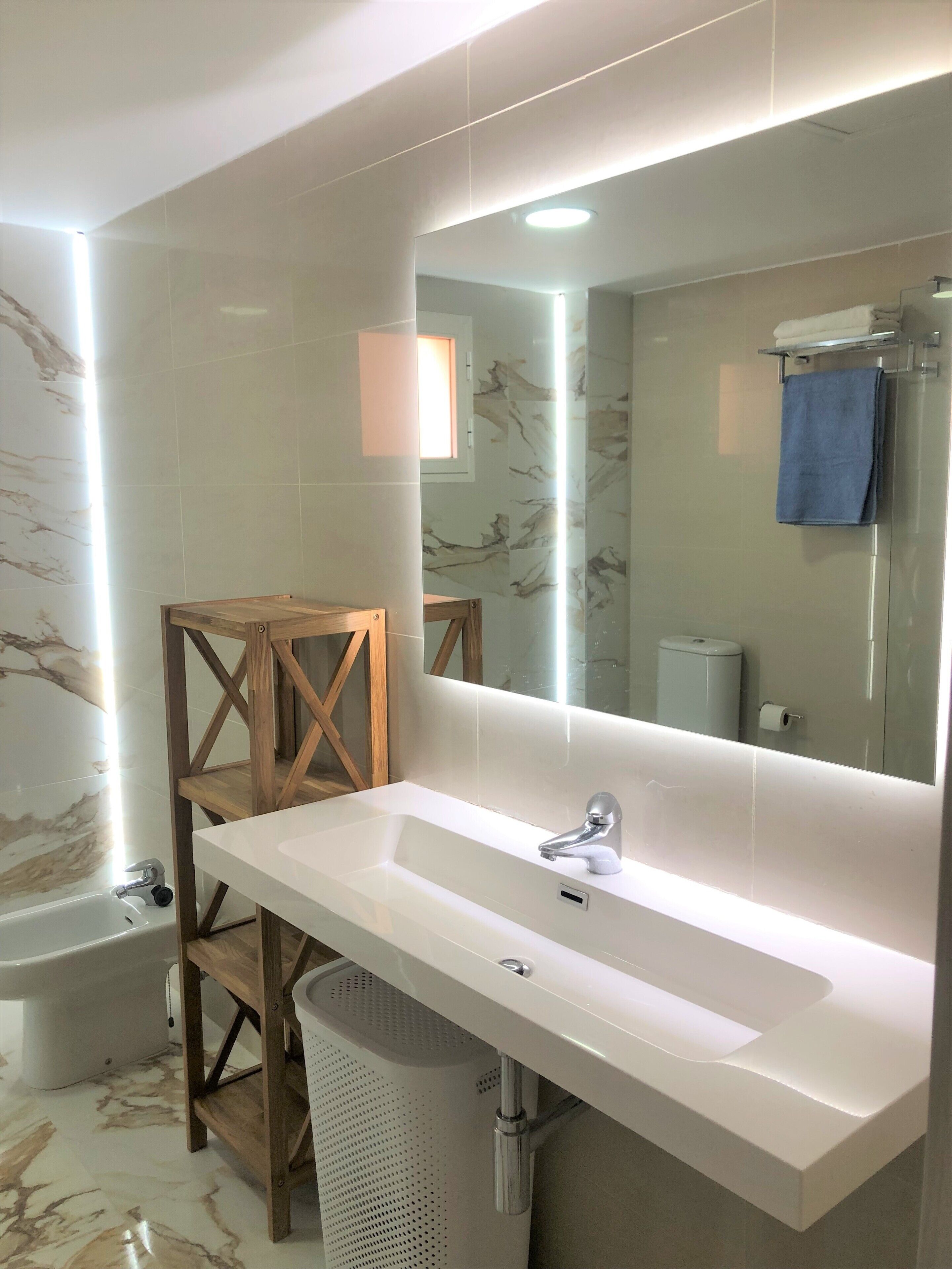 Apartemen, pemandangan gunung | Kamar mandi | Handuk, sabun, sampo, dan tisu toilet
