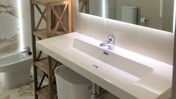 Apartemen, pemandangan gunung | Kamar mandi | Handuk, sabun, sampo, dan tisu toilet