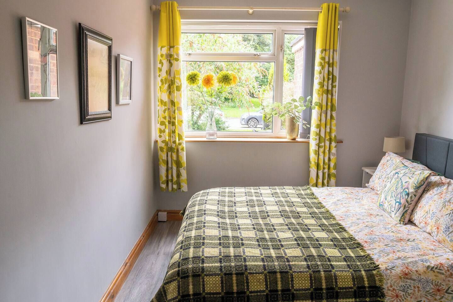 2 bedrooms, desk, iron/ironing board, WiFi
