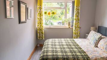 2 bedrooms, desk, iron/ironing board, WiFi