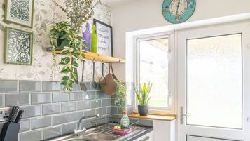 Coffee/tea maker, fridge, microwave, oven
