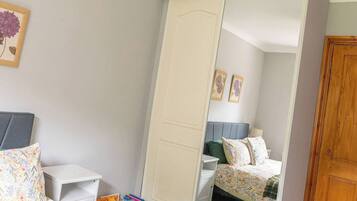2 bedrooms, desk, iron/ironing board, WiFi