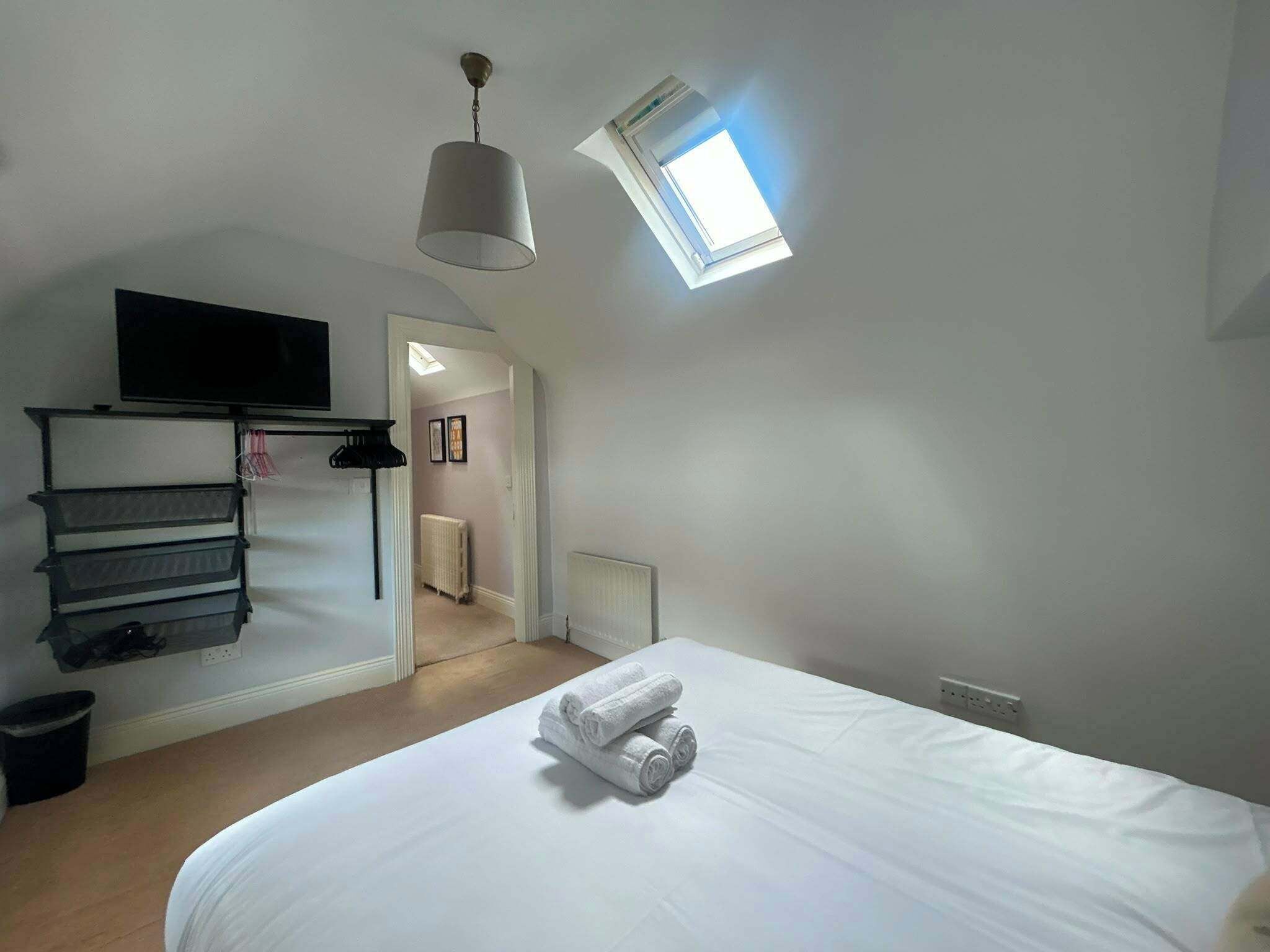 4 bedrooms, iron/ironing board, Internet, bed sheets