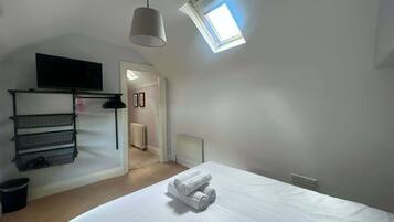 4 bedrooms, iron/ironing board, Internet, bed sheets