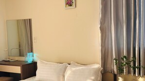 Escritorio, espacio para trabajar con laptop y cortinas blackout 