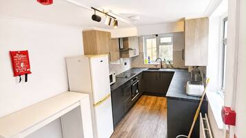 House, 4 Bedrooms | Private kitchen