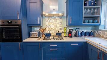 Coffee/tea maker, fridge, microwave, oven