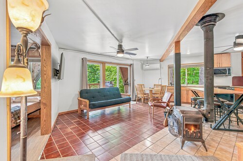 Whispering Oaks Dome Retreat / Sleeps 9 / Private Woodland Escape