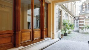 Ein Gebäude mit großen Holztüren und einem überdachten Eingangsbereich.