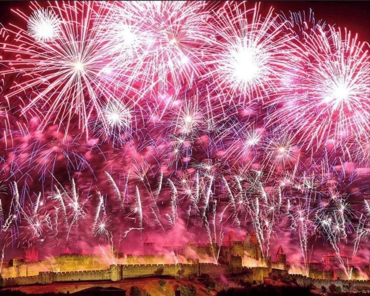 Un château doté d’un fossé et où l’on organise un spectacle de feux d’artifice.