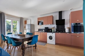 A modern kitchen with a built-in washing machine, a microwave, and a dishwasher. - Gîte la maison de la fée: family-friendly cottage with garden and shared heated pool (Saint-Genest-d'Ambière)