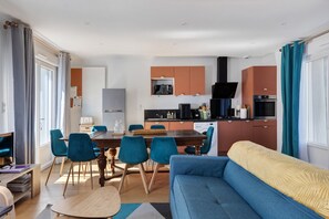 Un apartamento moderno con comedor, cocina y sala de estar.
