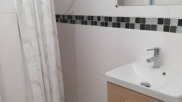 Dusche, Haartrockner, Handtücher