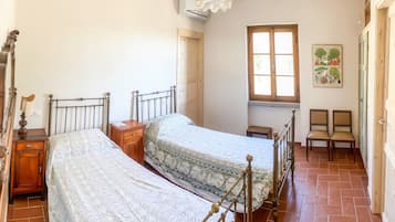 3 Schlafzimmer, Schreibtisch, Bügeleisen/Bügelbrett, WLAN