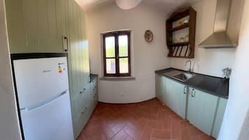 Wasserkocher mit Kaffee-/Teezubehör, Kühlschrank, Mikrowelle, Herdplatte