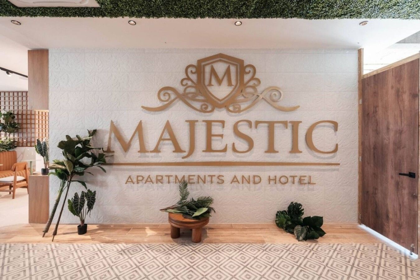 Ein Empfangsbereich mit einem Schild für Majestic Apartments und Hotel.