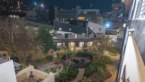 A rooftop garden with a hot tub, surrounded by greenery and a paved walkway. - The 260 Collection Luxury City Apartment (Johannesburg)