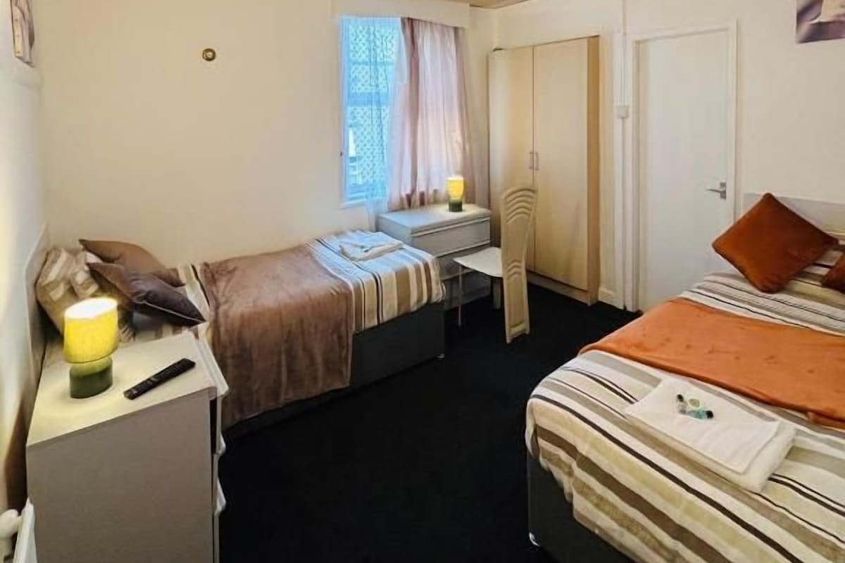WiFi (free), bed sheets