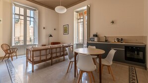 Et moderne køkken med spiseplads, store vinduer og udsigt ud