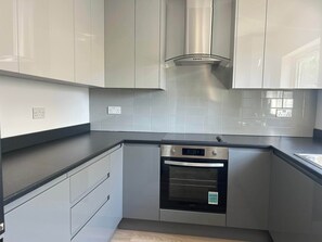 Fridge, microwave, oven, stovetop - Newly Refurbished 3BDR Home with Parking (Greater London)