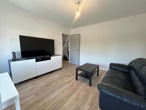 TV - Newly Refurbished 3BDR Home with Parking (Greater London)