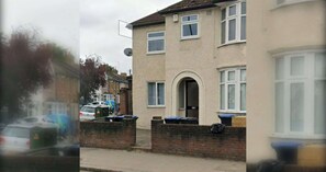 Exterior - Newly Refurbished 3BDR Home with Parking (Greater London)