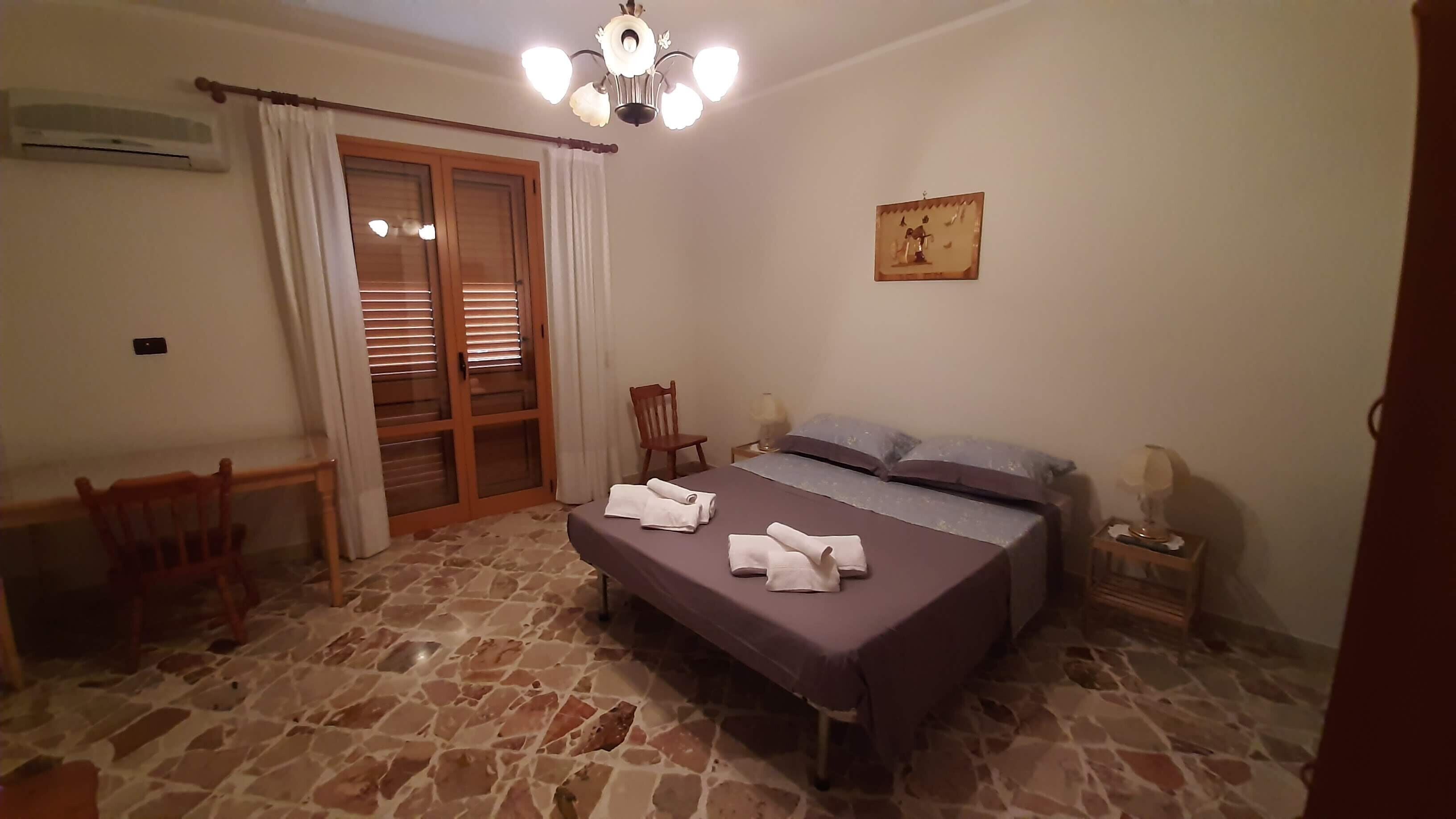 Iron/ironing board, bed sheets