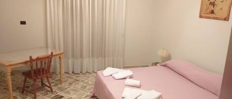 2 bedrooms, iron/ironing board, bed sheets
