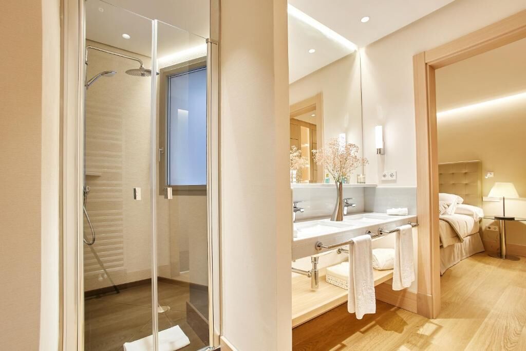 Apartamento Deluxe | Baño | Ducha, artículos de higiene personal gratuitos y secador de pelo