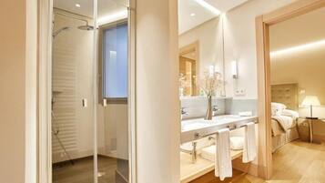 Apartamento Deluxe | Baño | Ducha, artículos de higiene personal gratuitos y secador de pelo