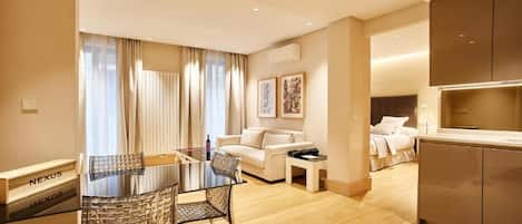 Deluxe Apartment | Living area | Flat-screen TV