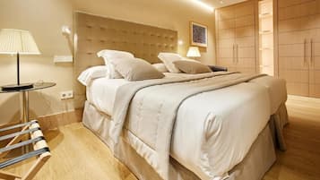 In-room safe, laptop workspace, blackout drapes, soundproofing