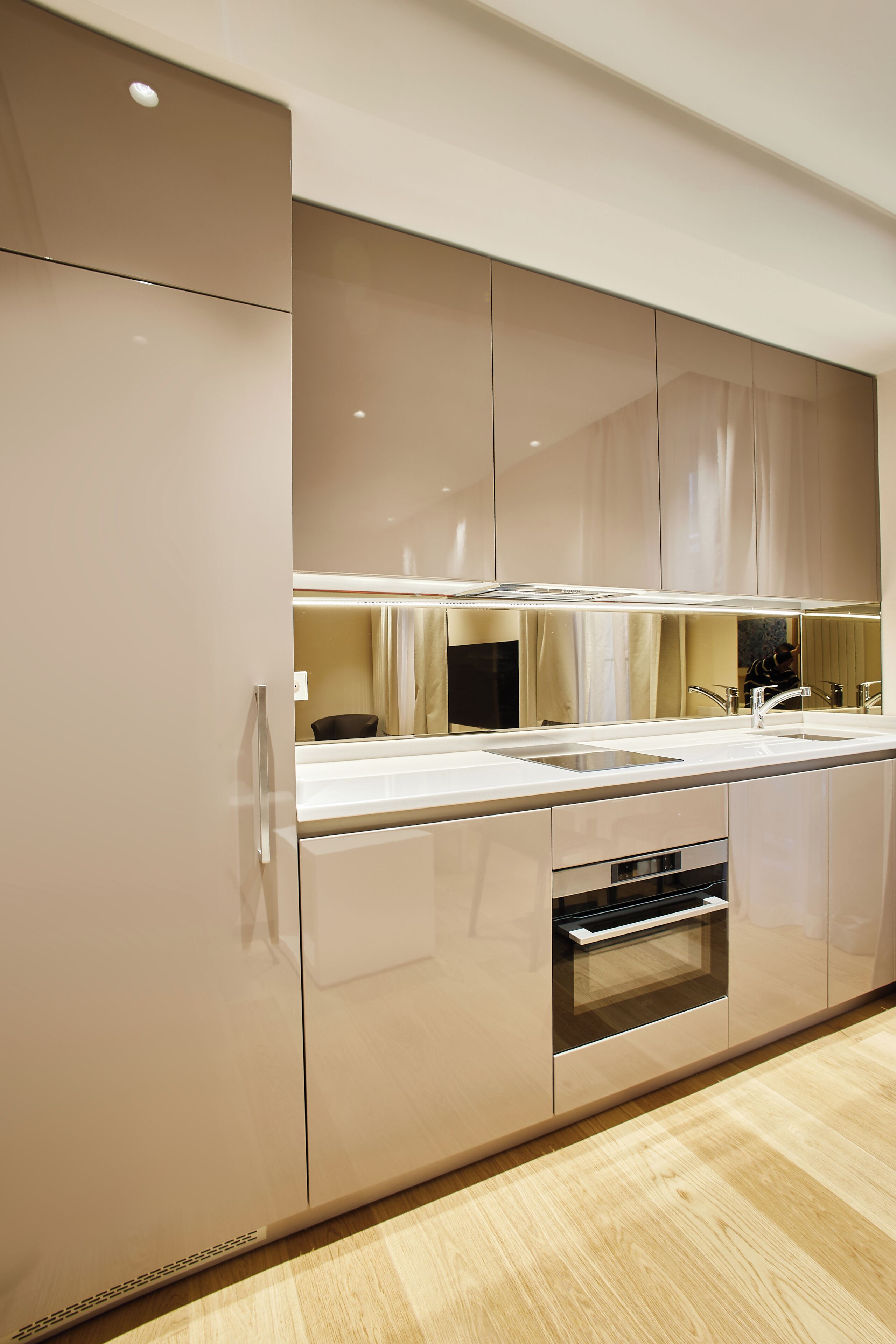 Apartamento Deluxe | Cocina privada | Máquina de café espresso, frigorífico, microondas y horno