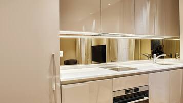 Apartamento Deluxe | Cocina privada | Máquina de café espresso, frigorífico, microondas y horno