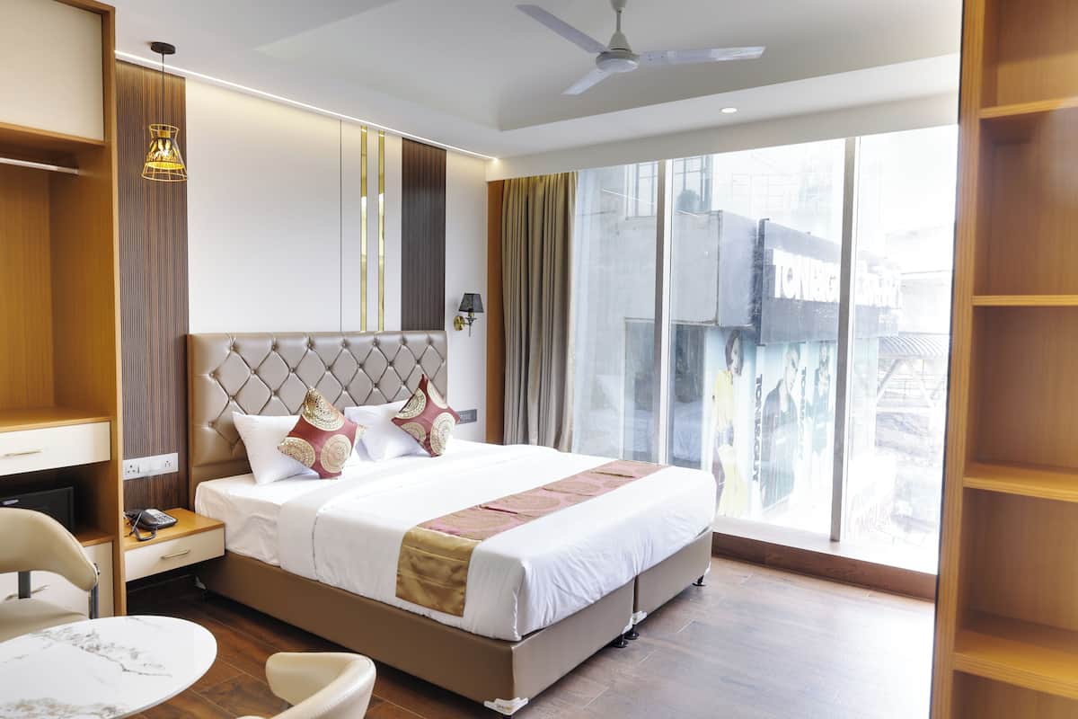 Deluxe Suite, City View
