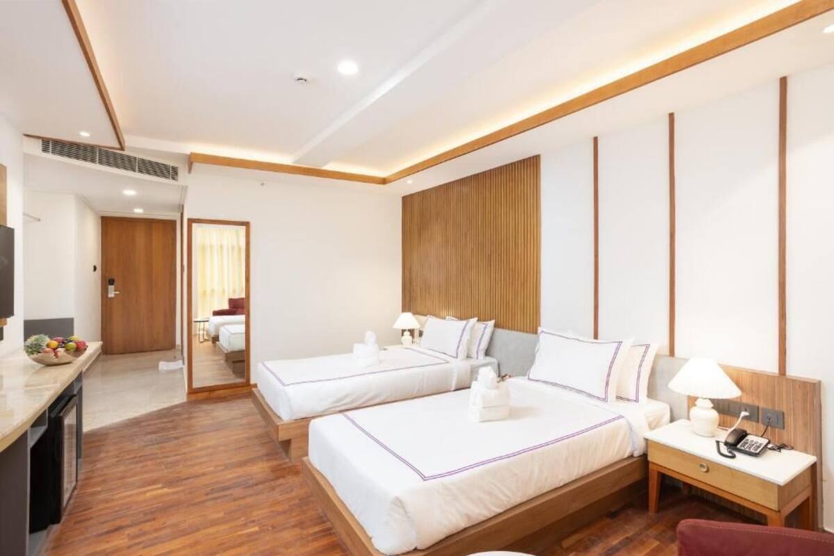 Habitación Deluxe con 2 camas individuales, vista a la ciudad | Escritorio y espacio para trabajar con laptop