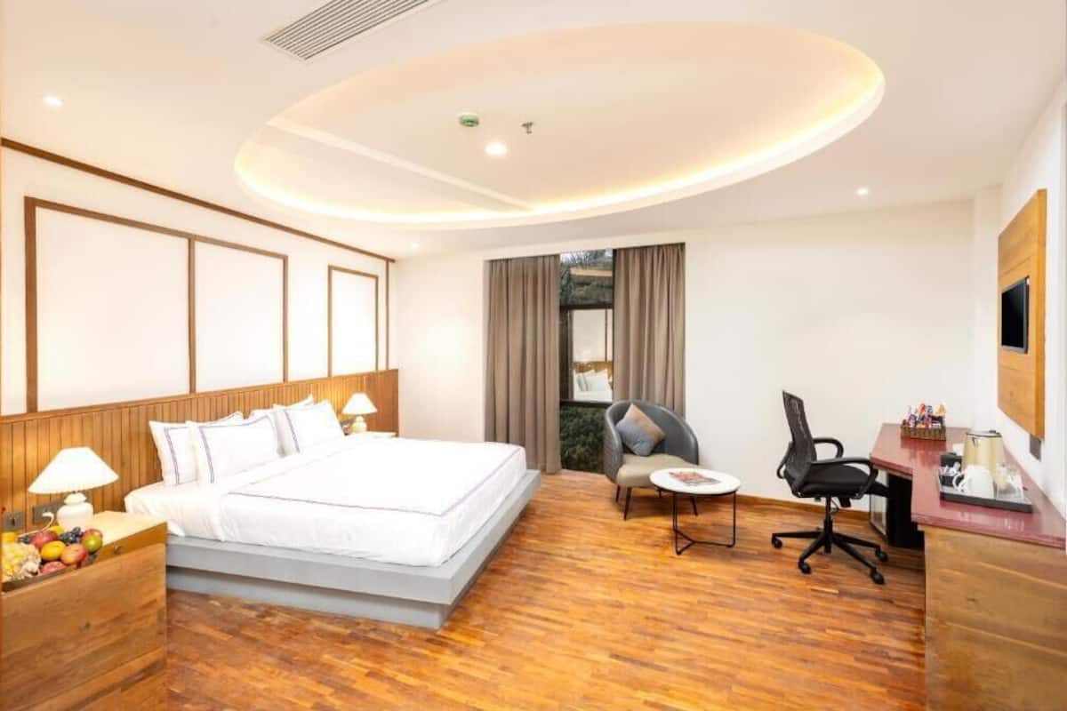 Habitación doble Deluxe, vista a la ciudad | Escritorio y espacio para trabajar con laptop