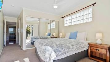 3 bedrooms, iron/ironing board, WiFi, bed sheets