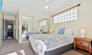 3 chambres, fer et planche à repasser, Wi-Fi, draps fournis