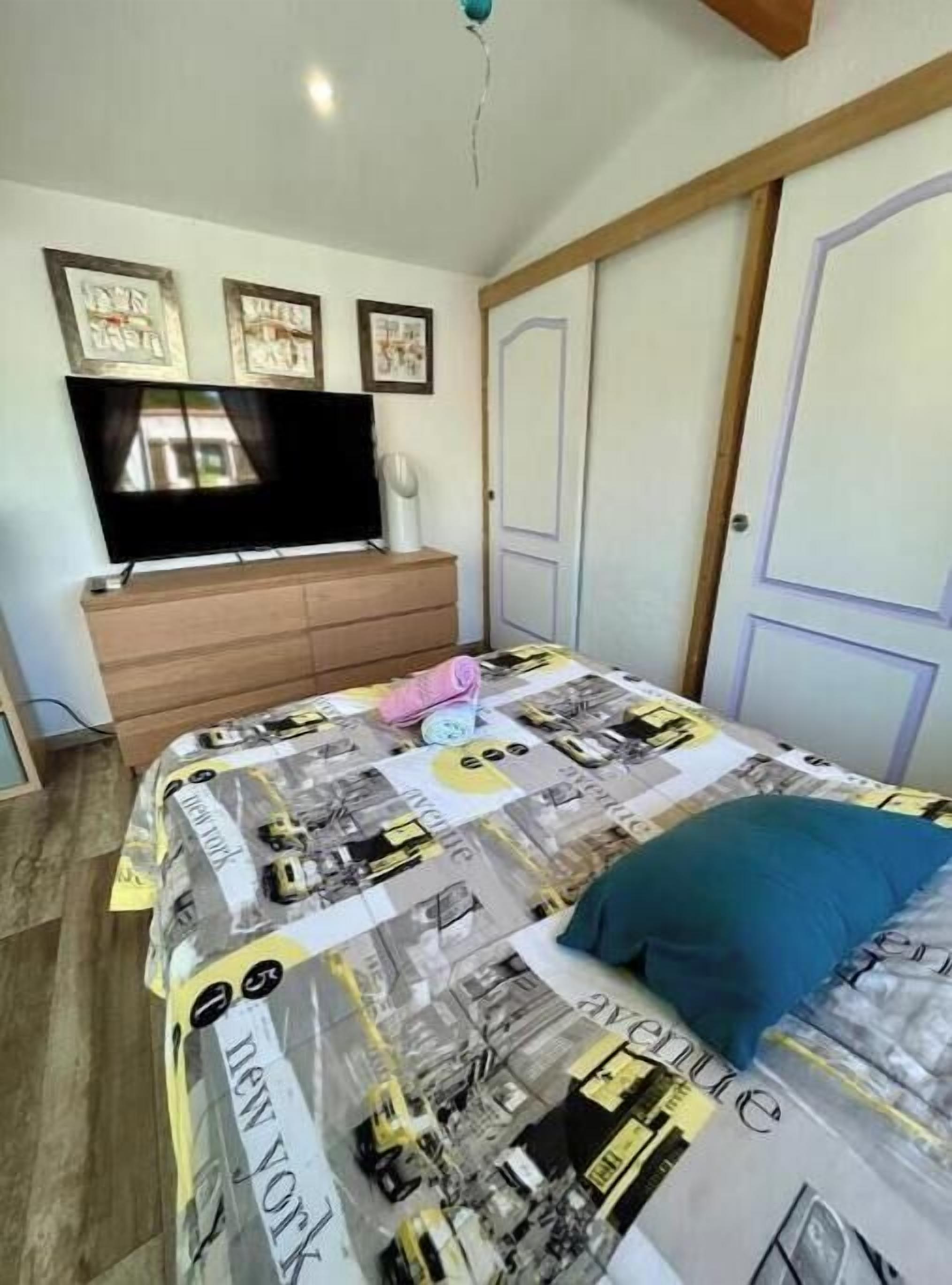 1 habitación, tabla de planchar con plancha, wifi y ropa de cama 