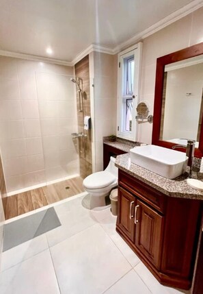 Ein modernes Badezimmer mit Dusche, Toilette und Waschtisch.