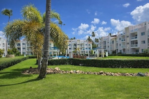 Ein Resort mit mehrstöckigen Gebäuden, einem Schwimmbad und gepflegten Rasenflächen.