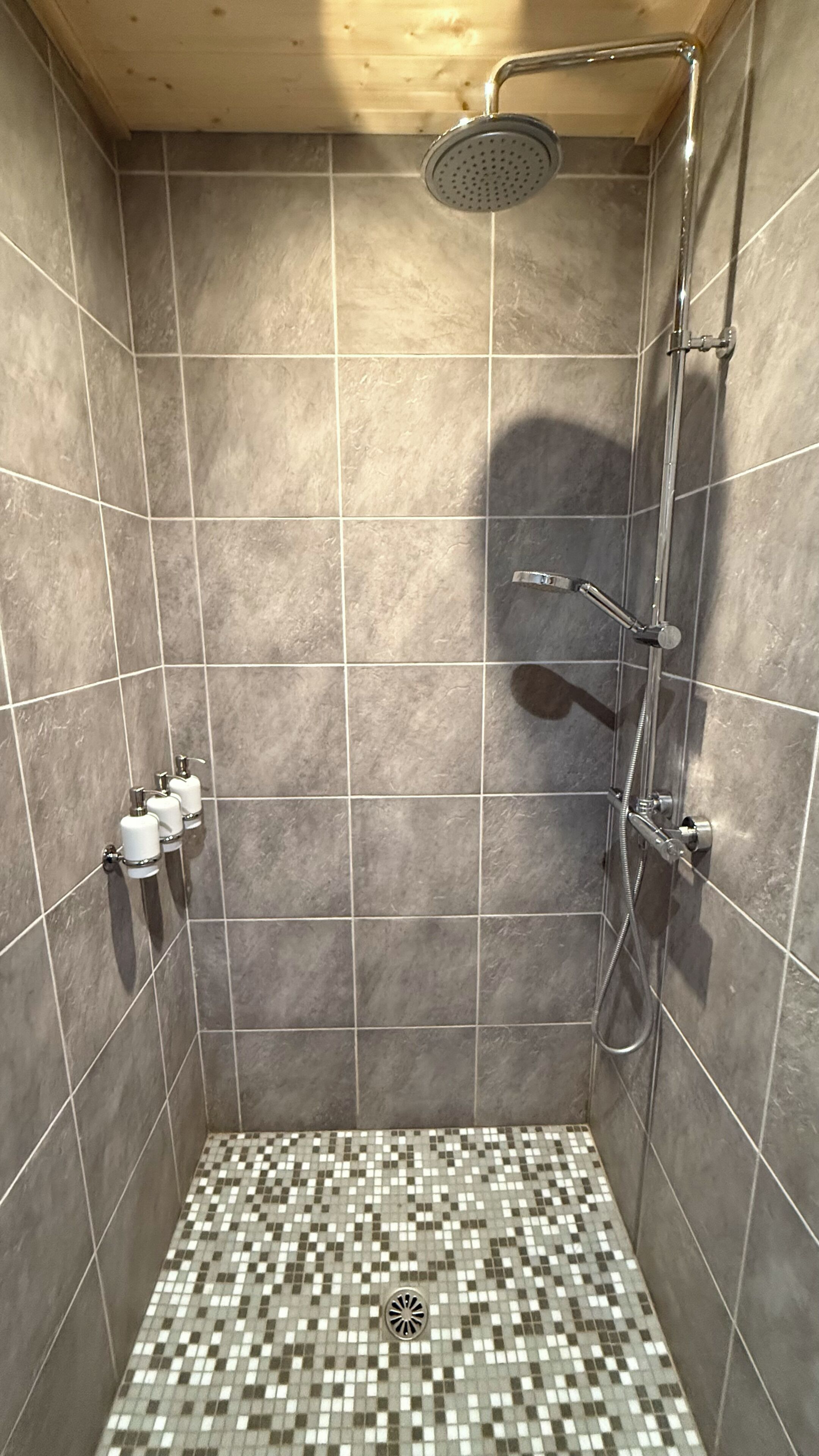 Douche, sèche-cheveux, serviettes fournies, savon