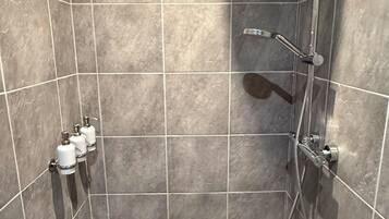 Douche, sèche-cheveux, serviettes fournies, savon